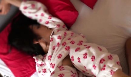 Девушка в позе раком подставляет свою киску для съемки домашнего порно