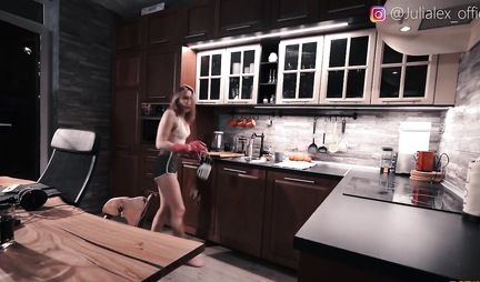 Аппетитная русская блондинка трахается со своим парнем на кухне