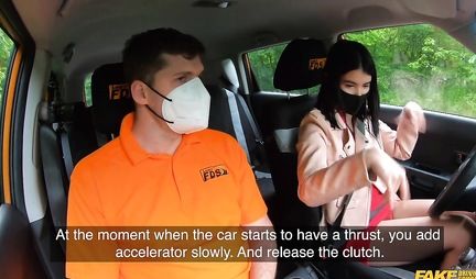 Азиатка в машине подставляет сочную щелочки для порки с мужчиной