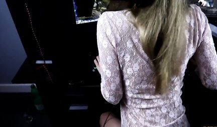 Русская блондинка задирает ноги для съемки домашнего порно с татуированным любовником