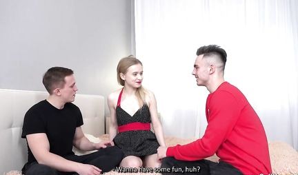 Русская молодая и худая подружка кончает во время вагинала с другом