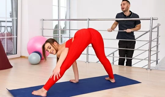 Русская девушка во время массажа подставляет сочную киску для вагинала и оргазма