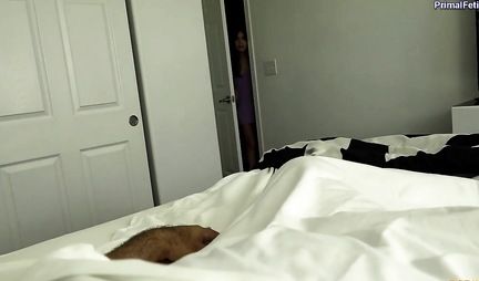 Молодая девушка со своим другом снимают домашний секс на кровати