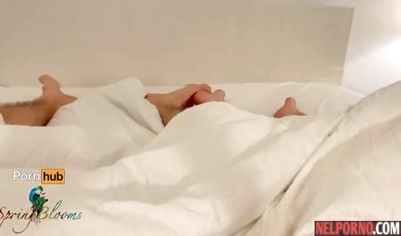 Парень на камеру снимает домашнее порно со спящей подружкой