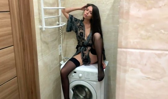 Красотка с темными волосами напросилась на русское домашнее порно