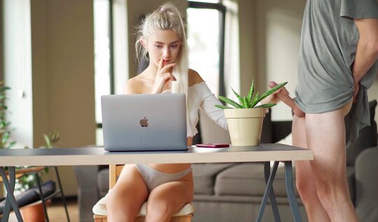 Үлкен сиськи доп тебеді, секс бандасы, бәрі